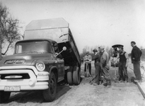 837925 Afbeelding van het storten van beton tijdens de werkzaamheden ten behoeve van de aanleg van de Provinciale weg ...